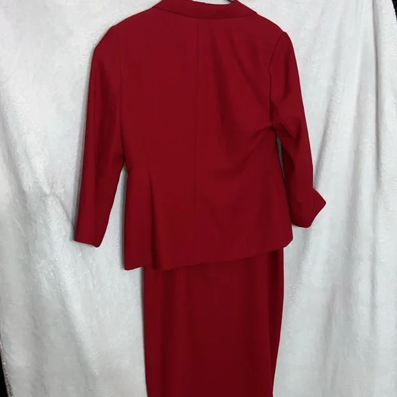 Le Suit Women's Red Skirt Suit - Picture 2 of 13